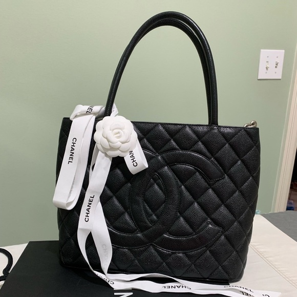 Chanel Caviar Medallion tote. Excellent condition, no rip, tear, well kept. - Picture 3 of 12